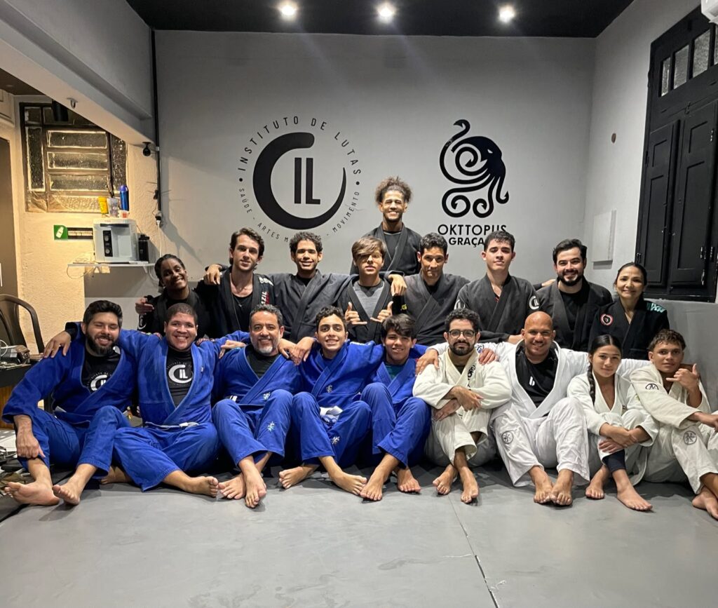 Alunos treinando na aula de Jiu-Jitsu do Instituto de Lutas