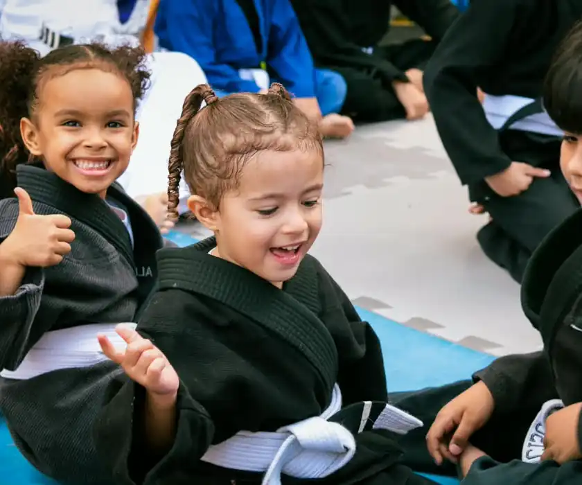Crianças de quimono na aula de Jiu-Jitsu Kids do Instituto de Lutas