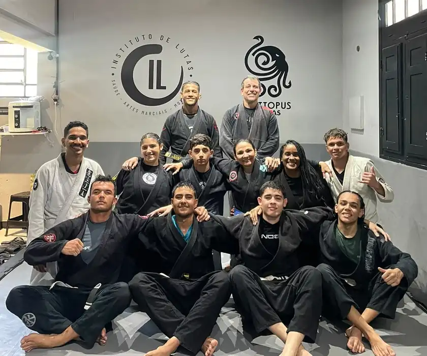 Alunos treinando no Instituto de Lutas