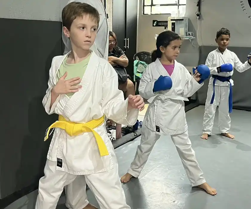 Crianças de quimono na aula de Karatê Kids do Instituto de Lutas