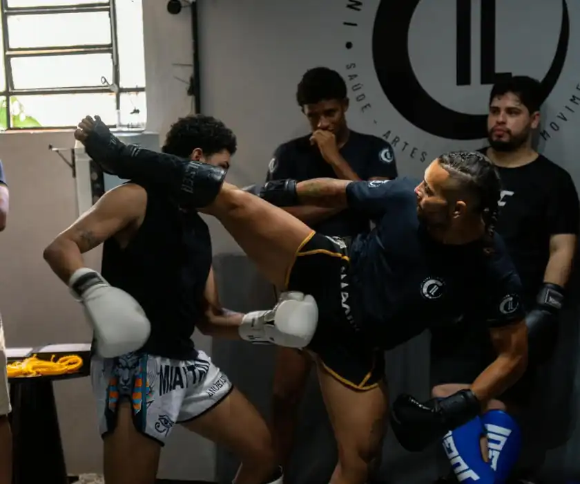 Aluno treinando na aula de Muay Thai do Instituto de Lutas