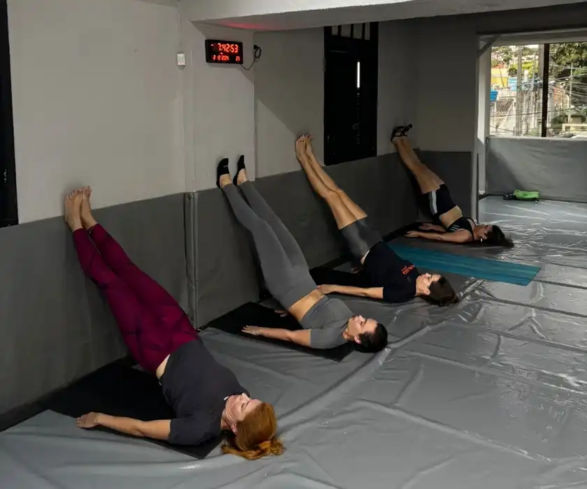 Aula de Pilates de Solo no Instituto de Lutas